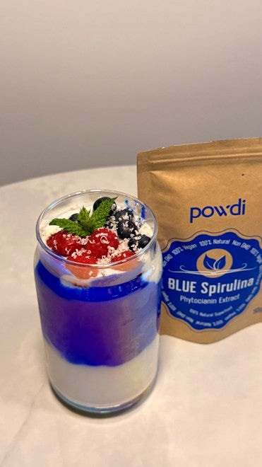 Naminis graikiškas jogurtas su mėlynąja spirulina ir uogomis