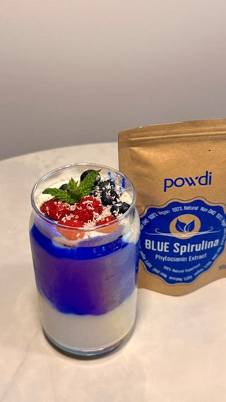Naminis graikiškas jogurtas su mėlynąja spirulina ir uogomis