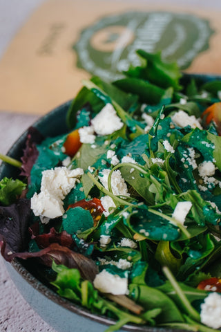 Salotos su spirulinos ar chlorellos padažu