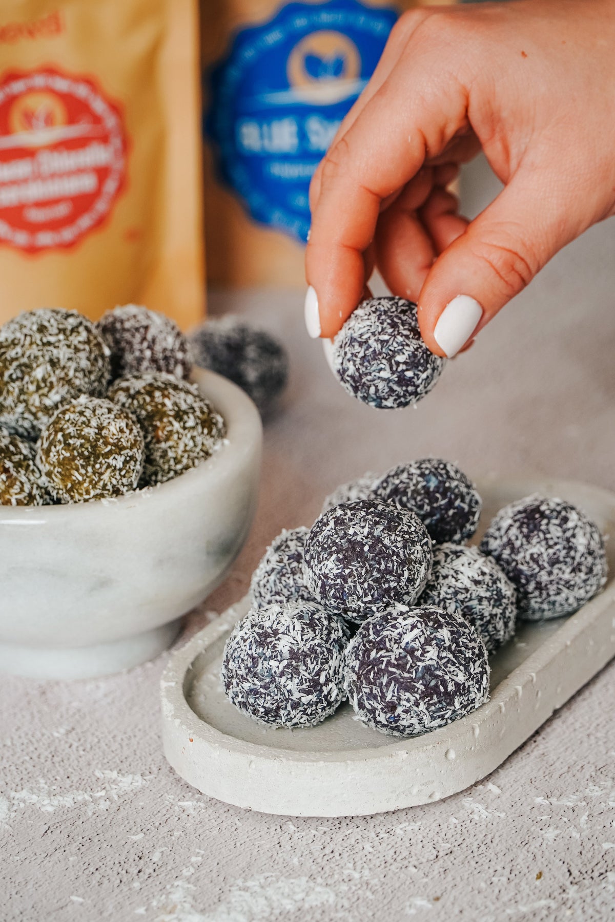 Kokosiniai rutuliukai su spirulina ir chlorella lėkštėje
