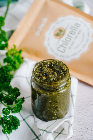 Pesto padažas su chlorella milteliais