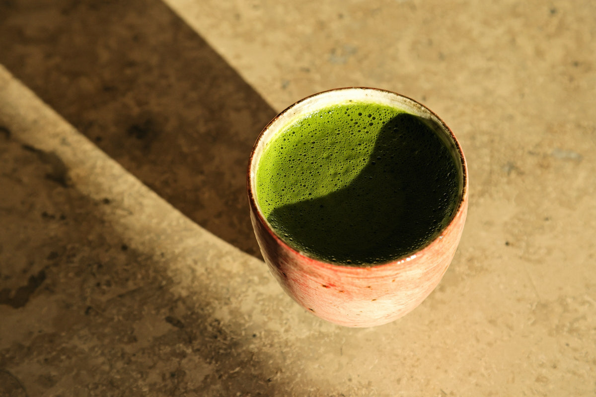 Karšta matcha latte saulės šviesoje