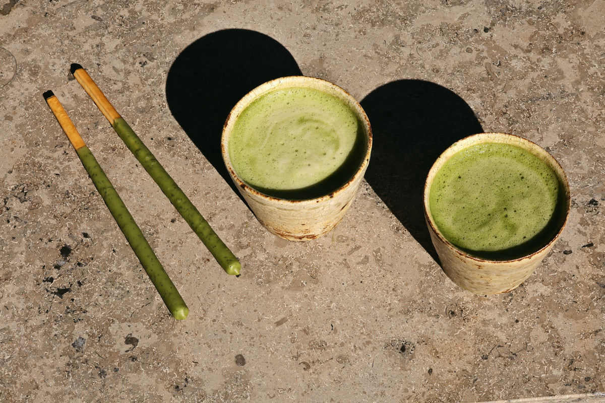 Dvi matcha latte su bambukiniais šiaudeliais