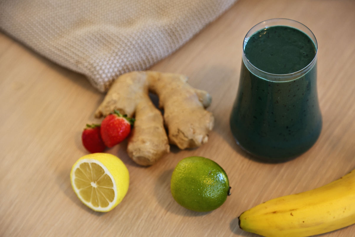 Spirulinos kokteilis su imbieru, citrina ir braškėmis