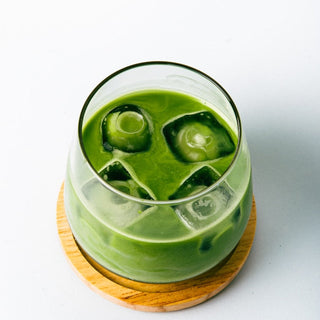 Matcha šalta arbata stiklinėje su ledukais