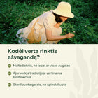 Moteris pievoje renka žoleles – kodėl verta rinktis ašvagandą