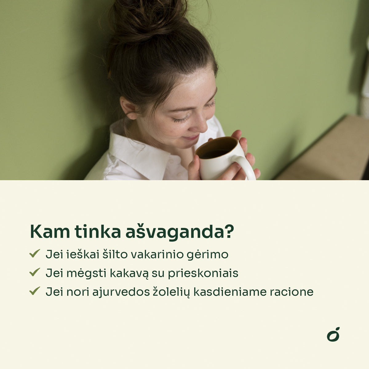 Moteris geria šiltą gėrimą iš puodelio – kam tinka ašvaganda