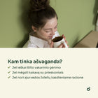 Moteris geria šiltą gėrimą iš puodelio – kam tinka ašvaganda