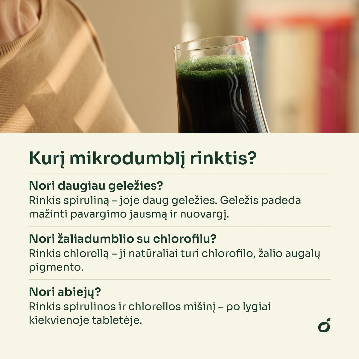 Žalias chlorellos gėrimas stiklinėje – kurį mikrodumblį rinktis: spirulina, chlorella ar mišinys