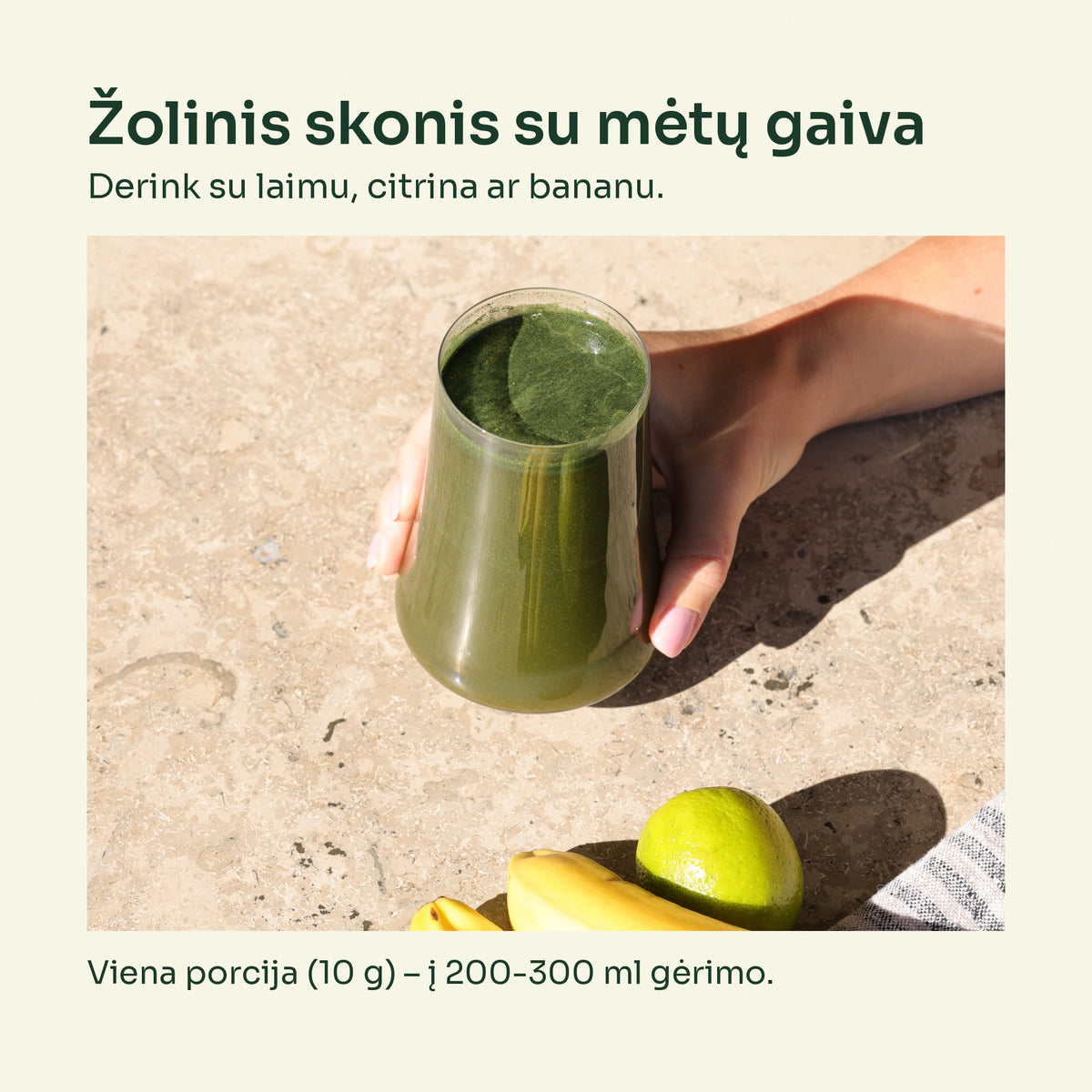 Green MIX gėrimas stiklinėje su laimu ir bananu