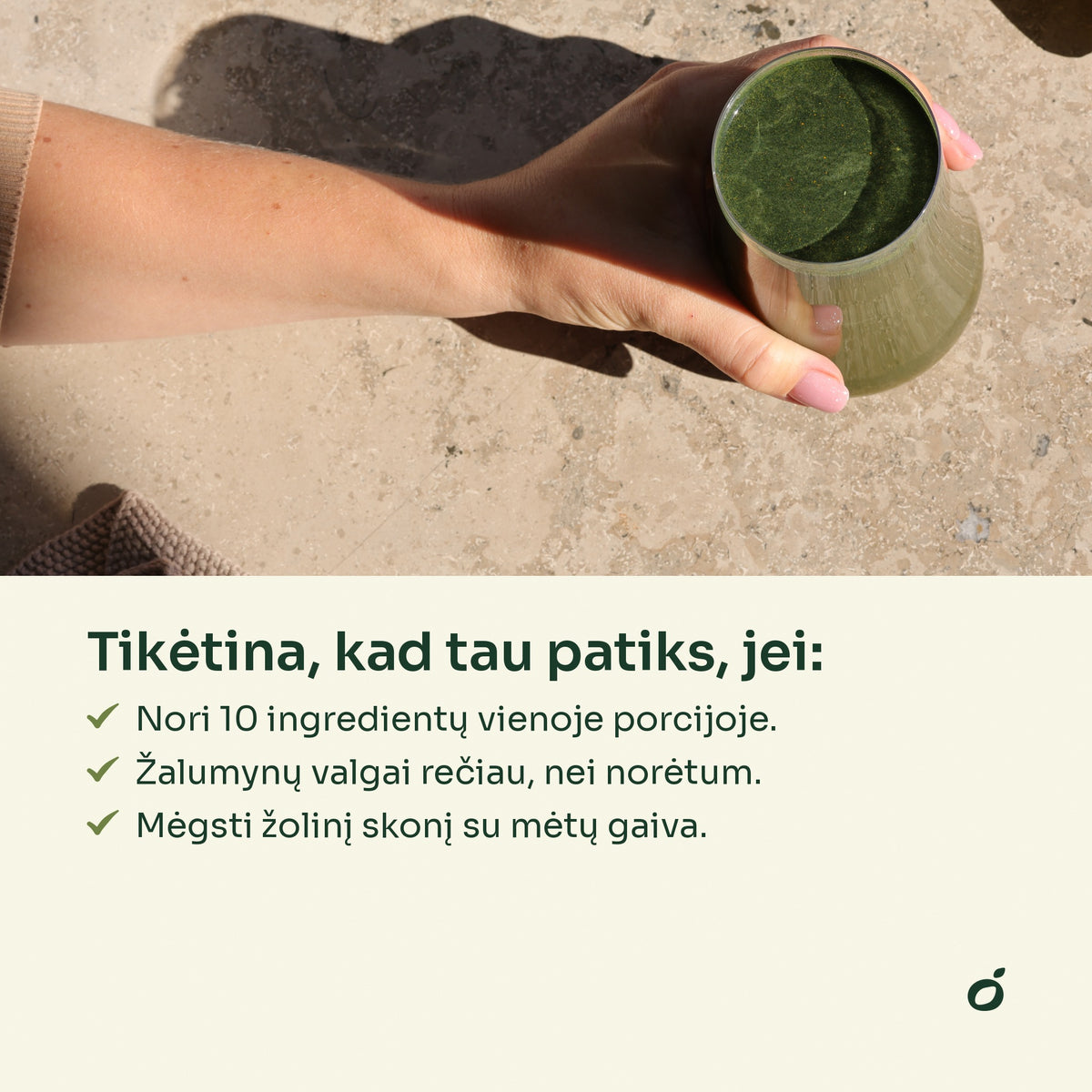 Ranka laiko stiklinę su Green MIX gėrimu