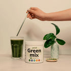 Green MIX gėrimo ruošimas – stiklinė ir indelis ant stalo
