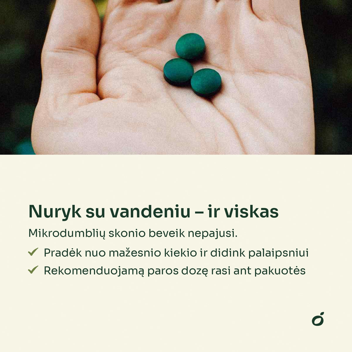 Havajų spirulinos tabletės delne – nuryk su vandeniu