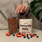 Immunity MIX kokteilis su uogomis šalia indelio