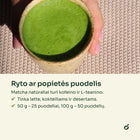 Matcha latte puodelis rankose