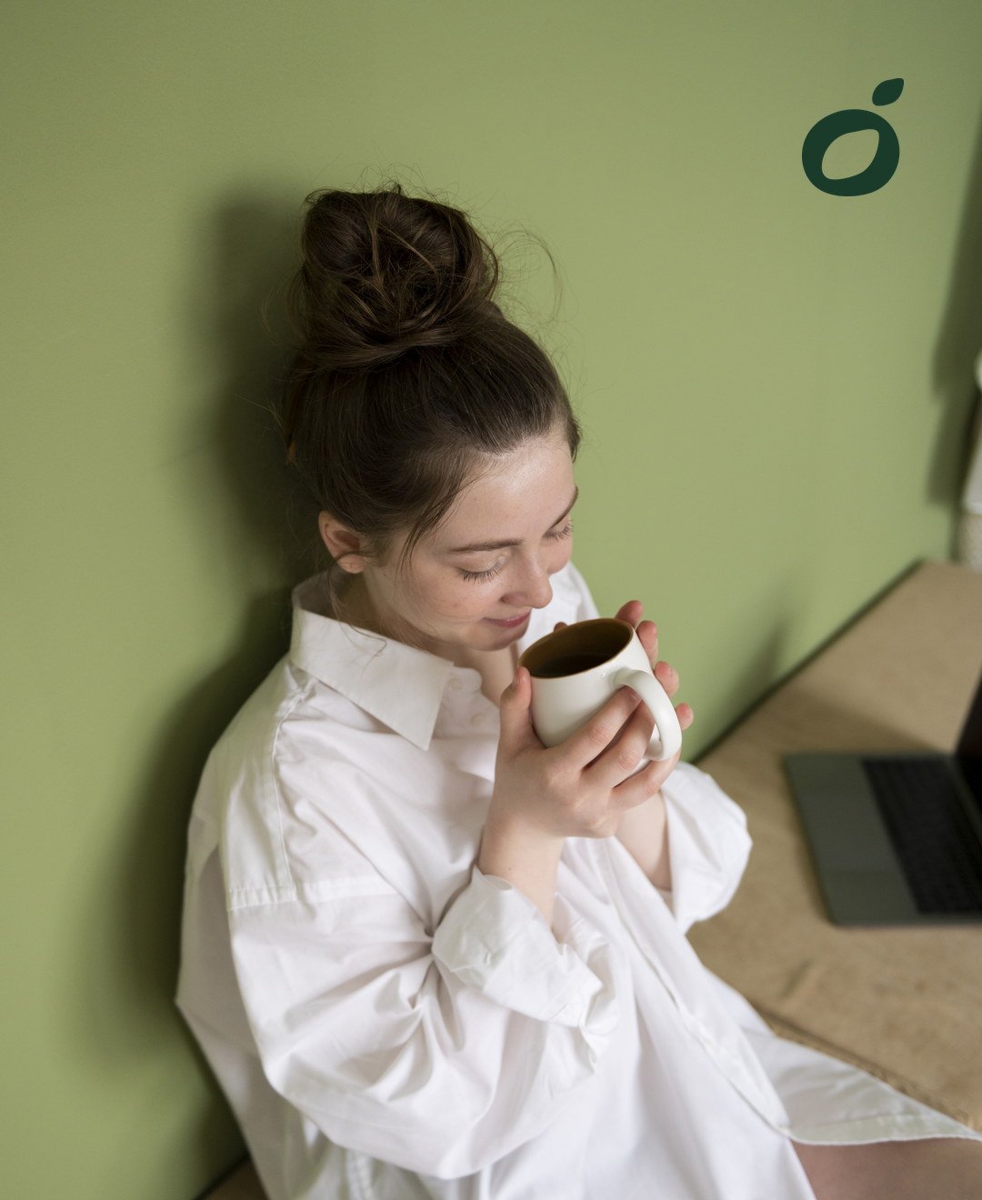 Moteris geria šiltą Immunity Mix gėrimą iš puodelio – ekologiškas supermaistas vakarui