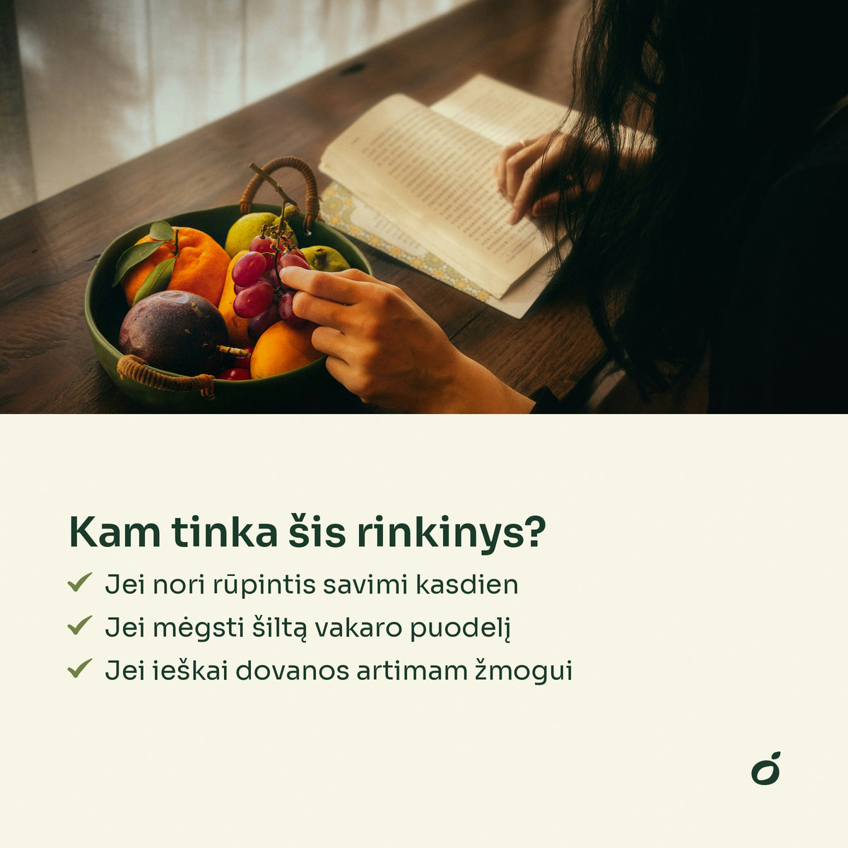 Moteris skaito knygą prie vaisių dubens – kam tinka rinkinys imunitetui