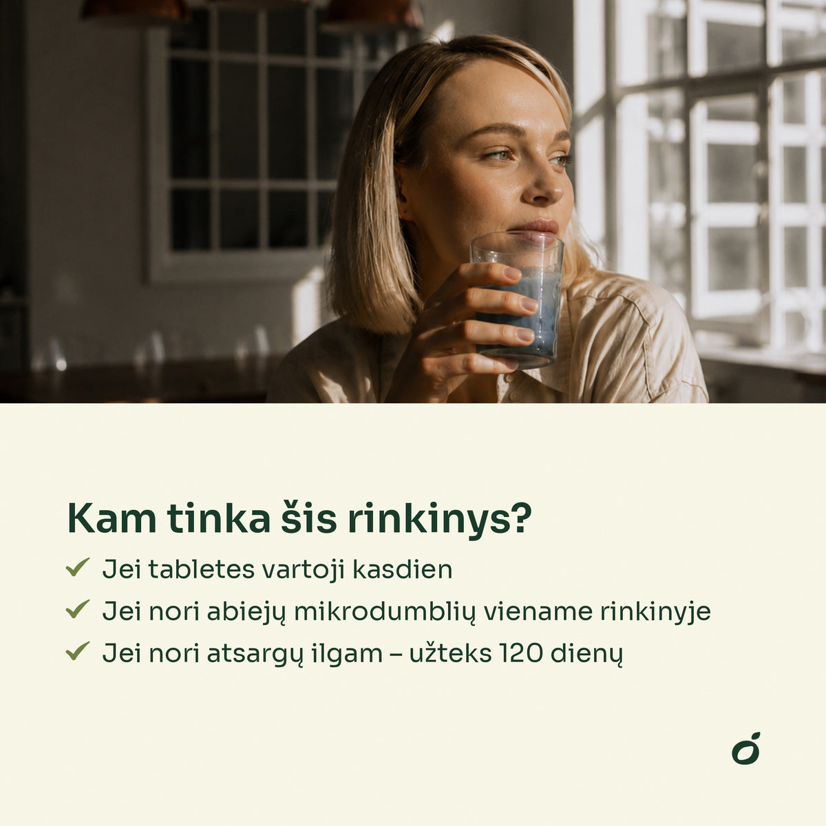 Moteris virtuvėje geria vandenį – kam tinka spirulinos, chlorellos ir muilo rinkinys