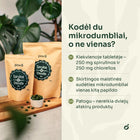 Spirulinos ir chlorellos tablečių pakuotės ir dubenėlis su tabletėmis