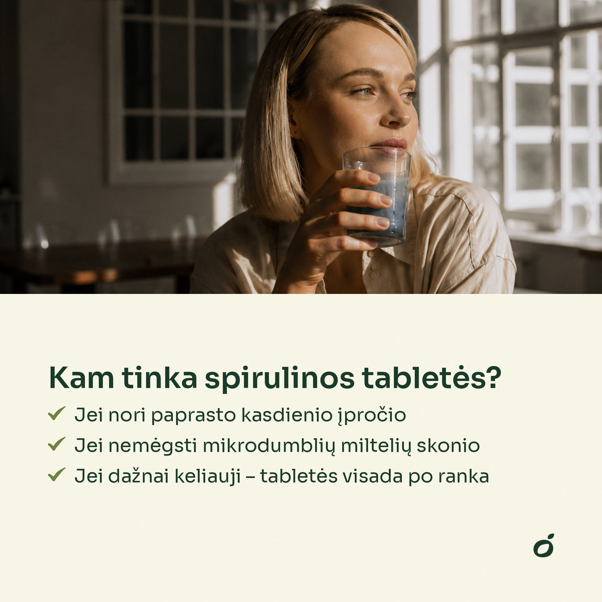 Moteris virtuvėje su stikline vandens – kam tinka spirulinos tabletės