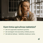 Moteris virtuvėje su stikline vandens – kam tinka spirulinos tabletės